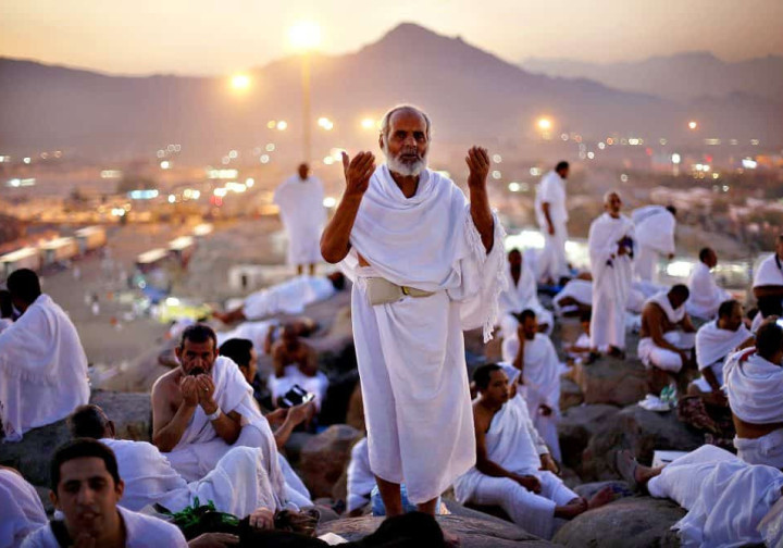 The Spiritual Significance of Ihram in Hajj and Islamic Burial Practices